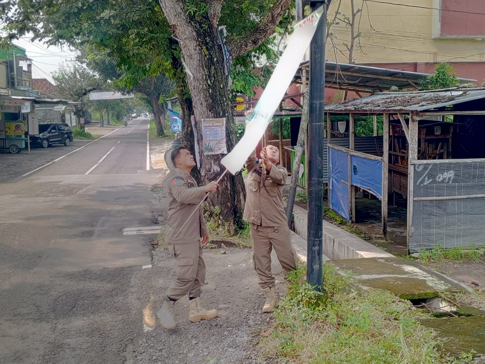 Satpol PP Klaten Tertibkan Reklame Melanggar Perda di Jalan Merapi dan Wilis