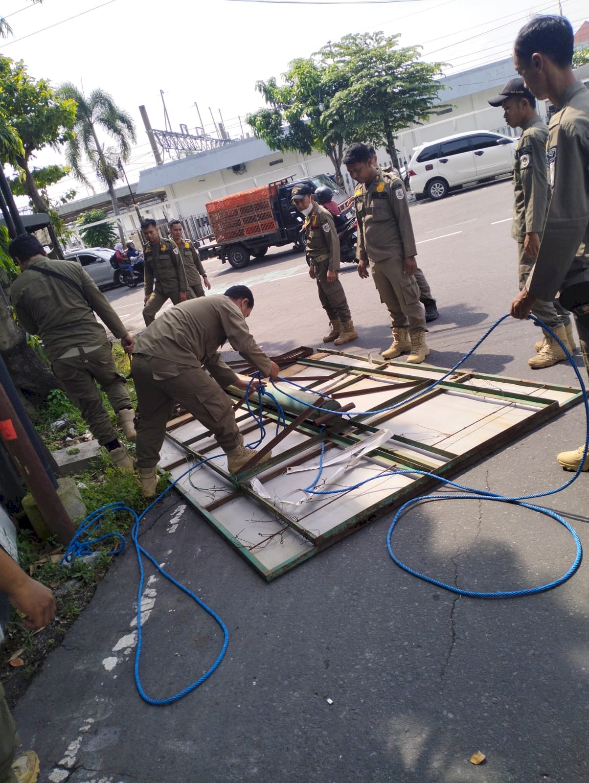 Satpol PP Klaten Tertibkan Reklame Melanggar Perda di Jalan Merapi dan Wilis