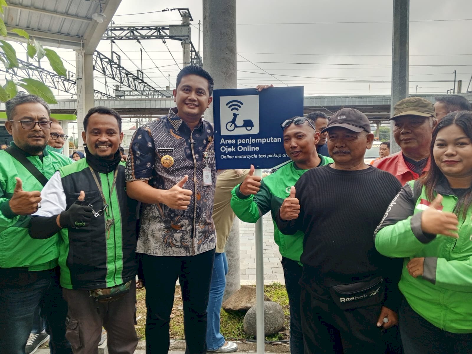 Satpol PP dan Damkar Klaten Amankan Pemasangan Halte Ojol di Stasiun Klaten