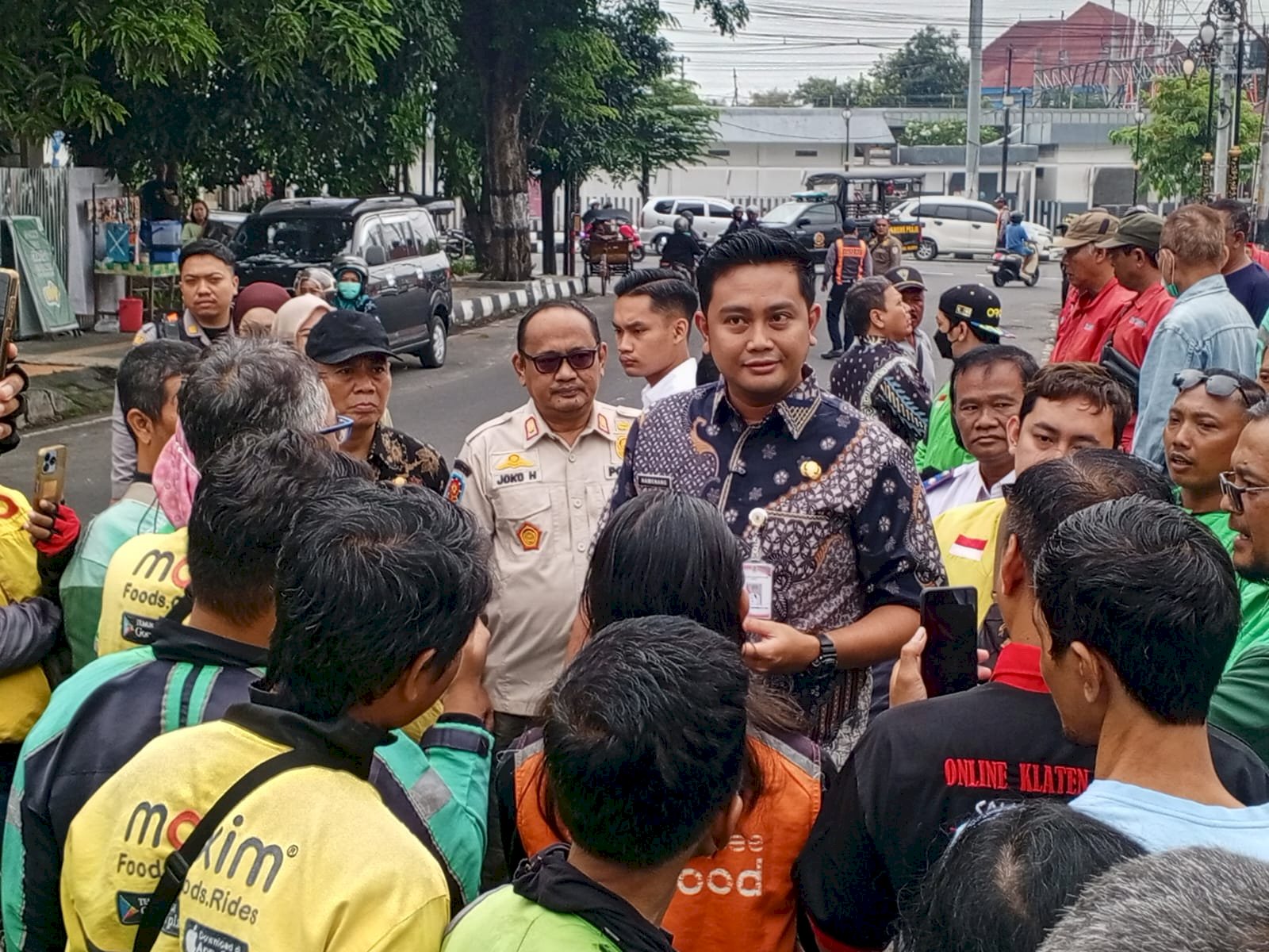Satpol PP dan Damkar Klaten Amankan Pemasangan Halte Ojol di Stasiun Klaten