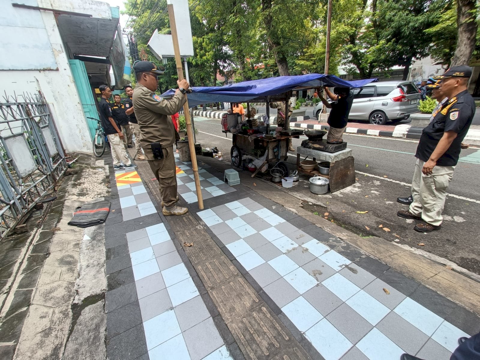 Satpol PP Klaten Tertibkan PKL dan Jasa Mainan di Kawasan Alun-Alun Kabupaten Klaten