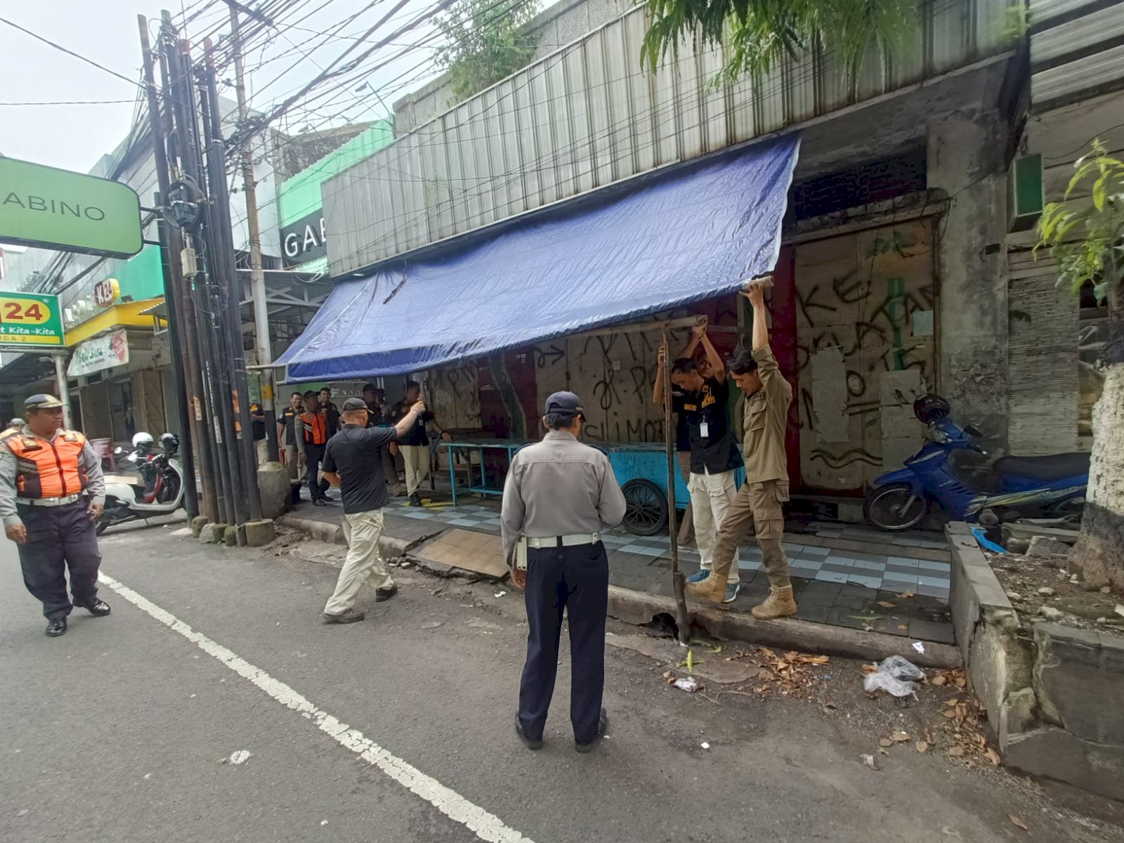 Satpol PP Klaten Tertibkan PKL dan Jasa Mainan di Kawasan Alun-Alun Kabupaten Klaten