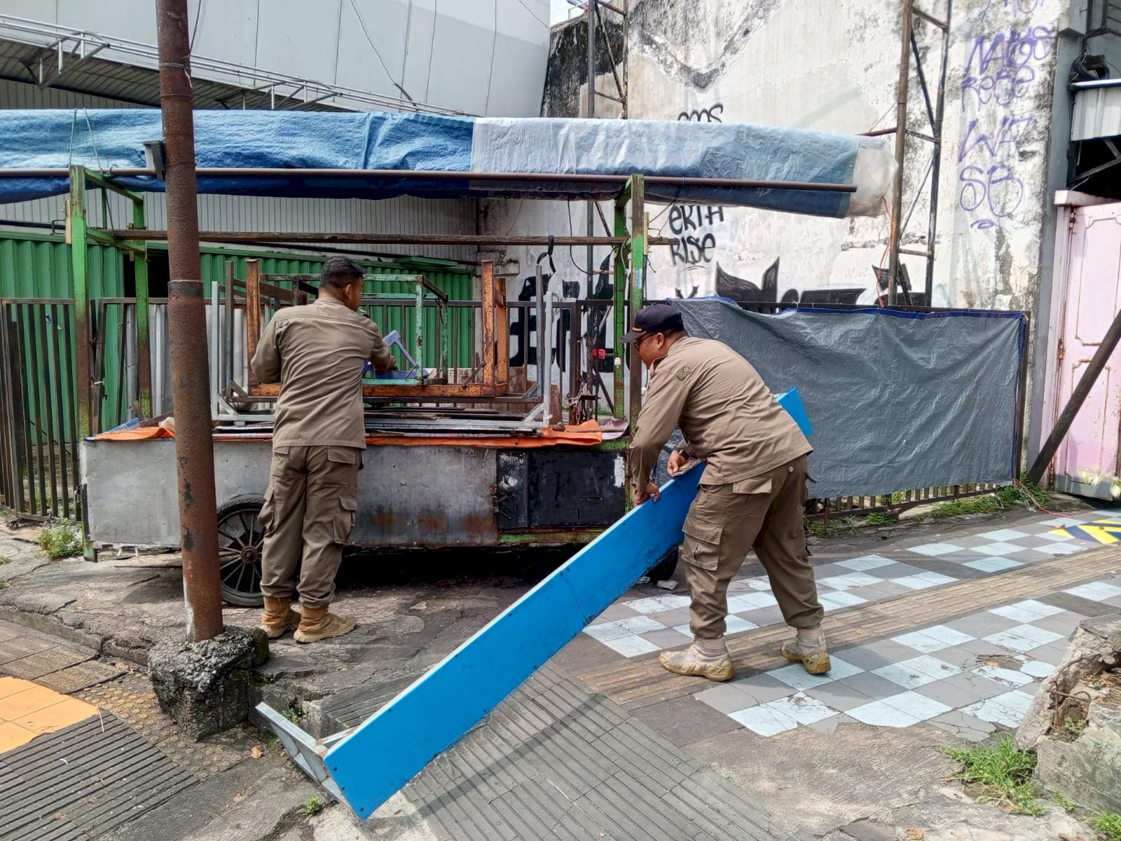 Satpol PP Klaten Laksanakan Penataan PKL dan Penertiban Reklame di Sejumlah Ruas Jalan