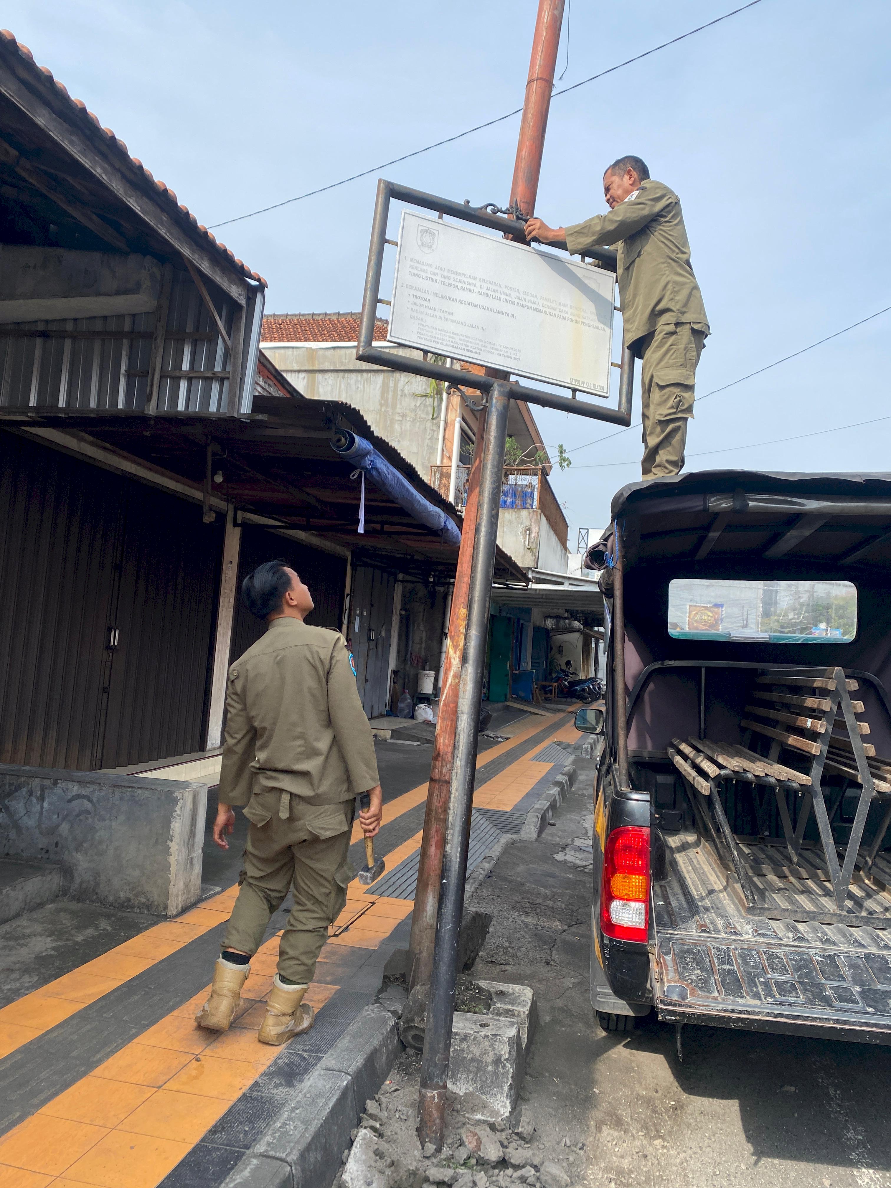 Satpol PP Klaten Tindaklanjuti Aduan Warga, Amankan Reklame Miring yang Membahayakan Pengguna Jalan