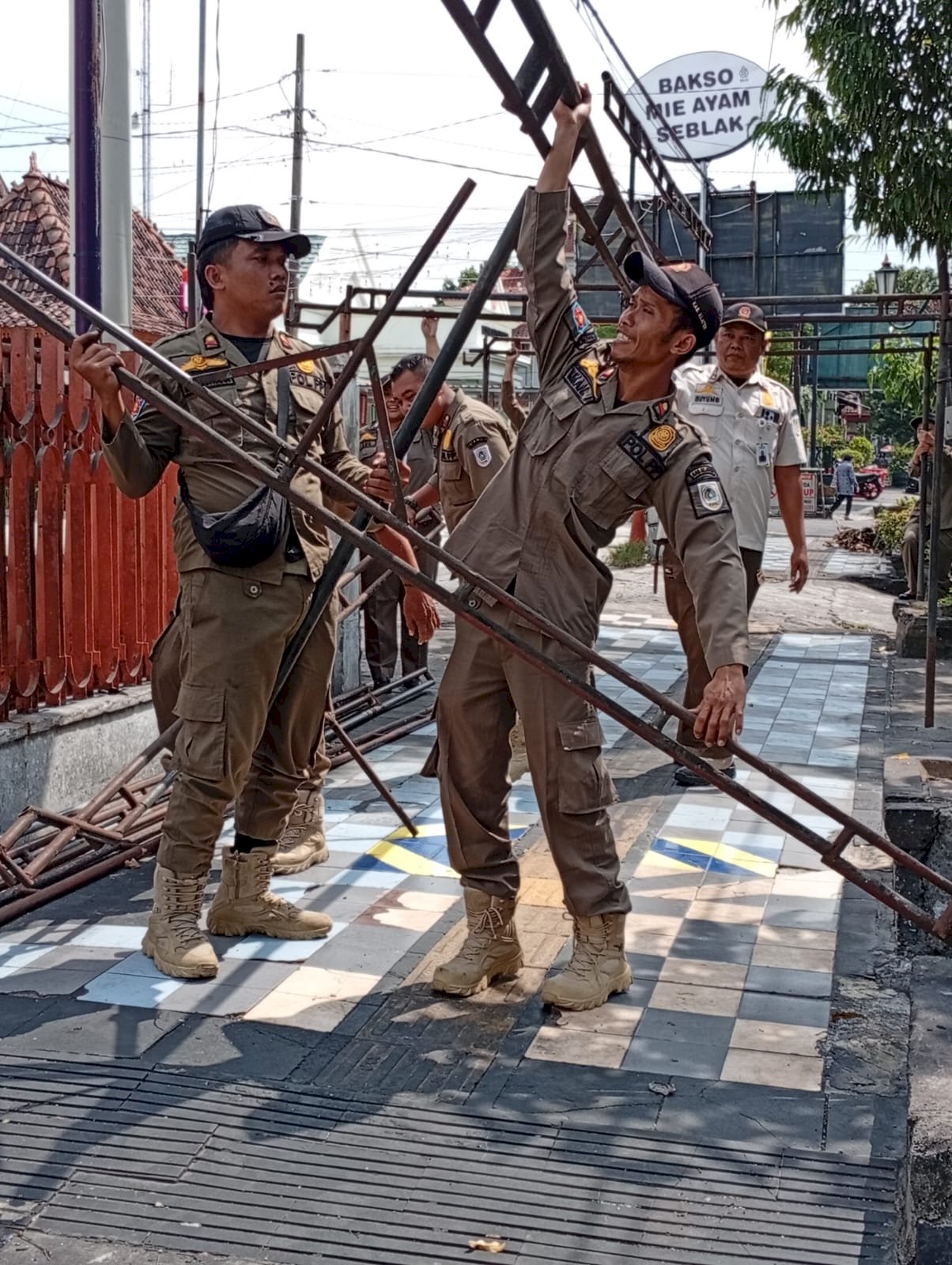 Satpol PP Klaten Tertibkan PKL dan Reklame di Jalan Merbabu dan Pemuda