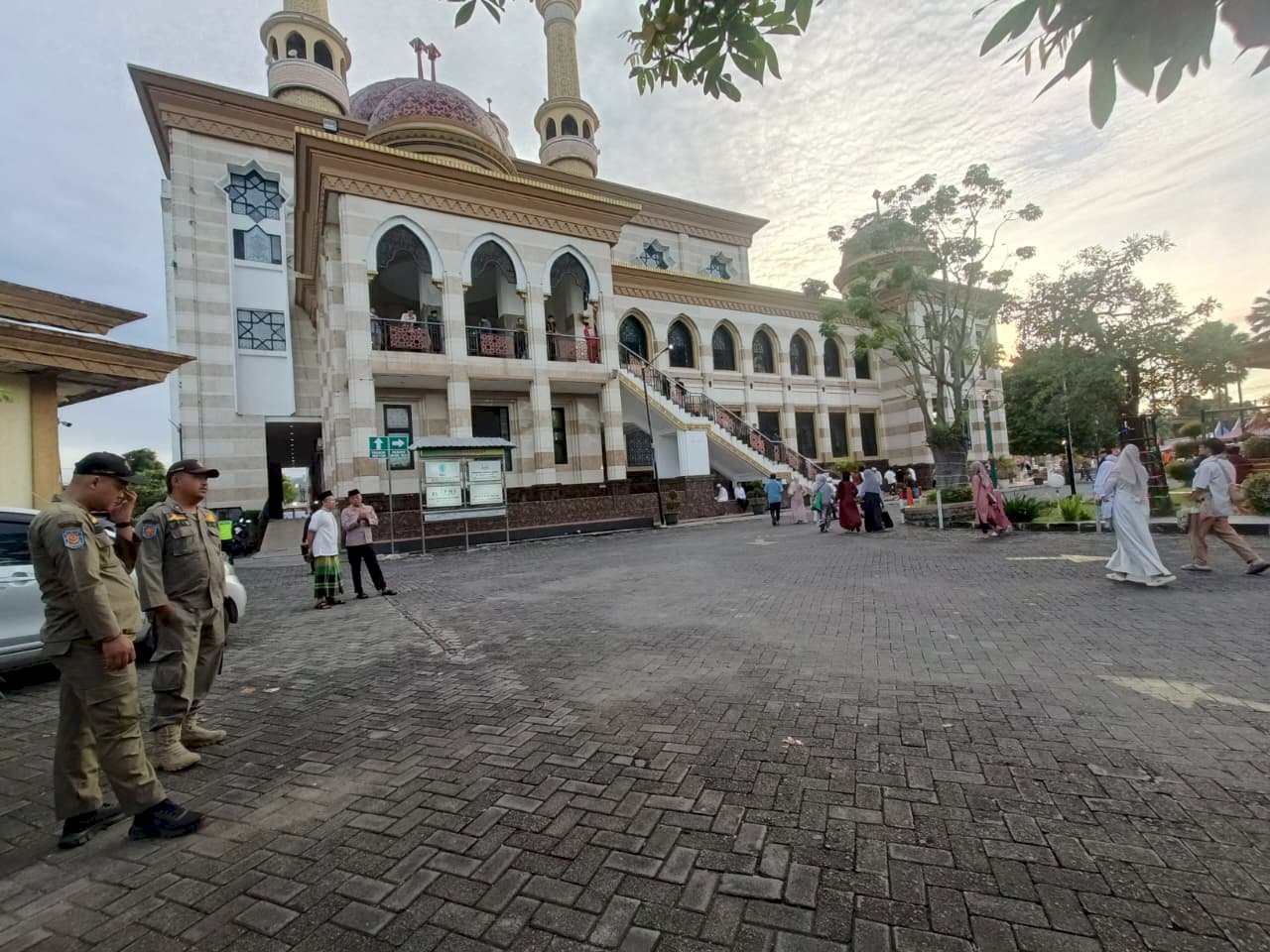 Satpol PP Klaten Amankan Pelaksanaan Salat Idulfitri 1447 H di Masjid Agung Al Aqsha