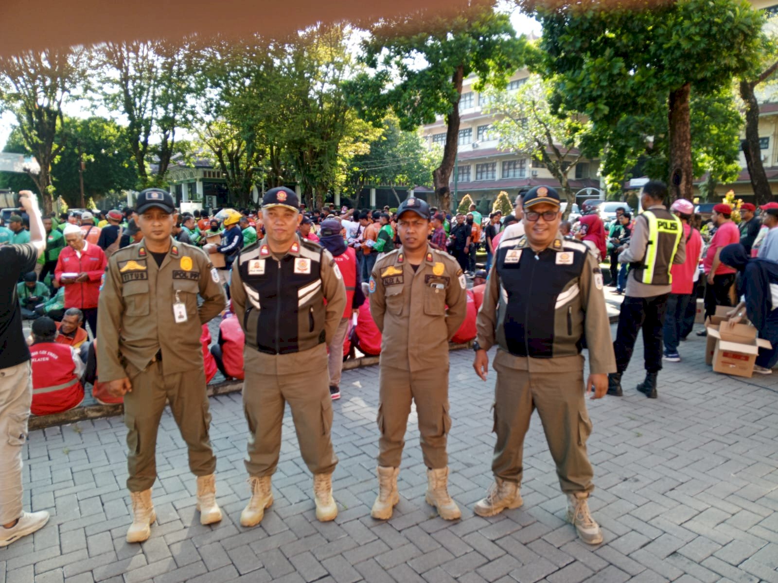 Satpol PP Klaten Amankan Kegiatan Pembagian Takjil dan Tarawih Bersama Bupati di Pendopo Pemkab