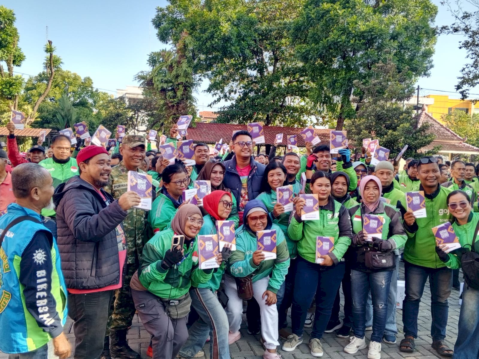 Satpol PP Klaten Amankan Kegiatan Pembagian Takjil dan Tarawih Bersama Bupati di Pendopo Pemkab