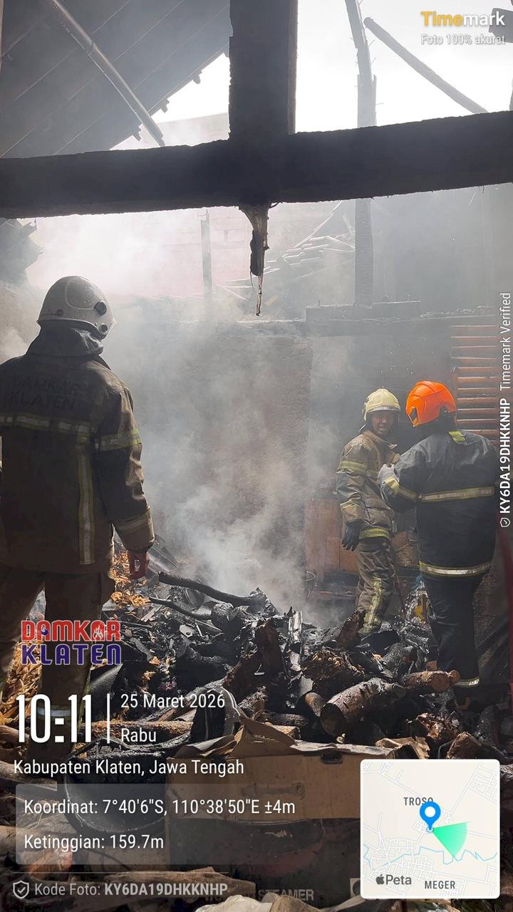 Damkar Klaten Tanggap Tangani Kebakaran Rumah di Kalikotes, Kerugian Capai Puluhan Juta Rupiah