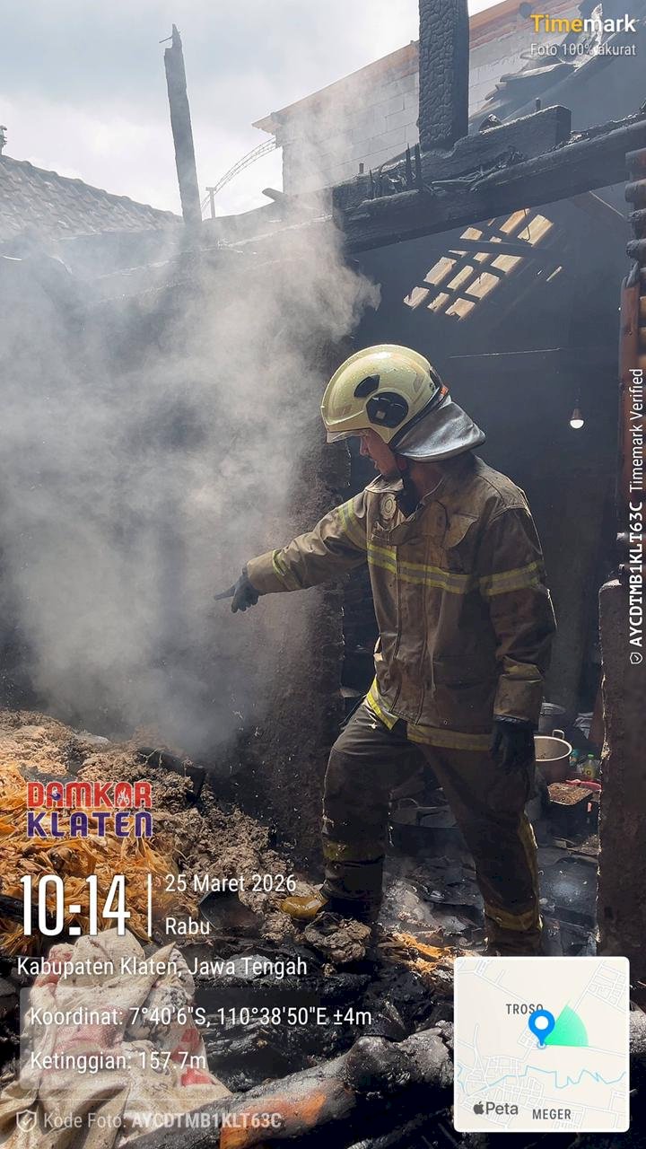 Damkar Klaten Tangani Kebakaran Oven Kayu di Karanganom, Api Berhasil Dikendalikan Tanpa Korban