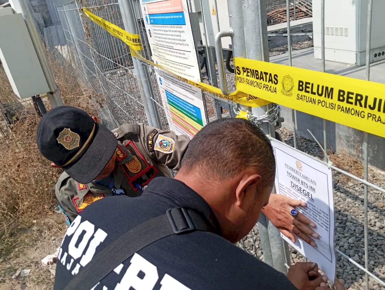 Satpol PP Segel Tower BTS di Desa Menden yang Belum Mengantongi Izin