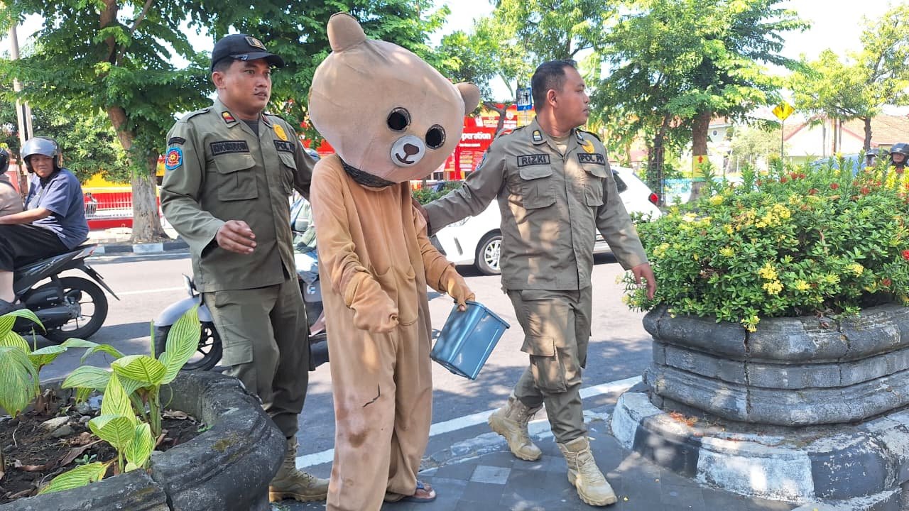 Satpol PP Bersama DISSOSP3AKB Tangani PPKS di Jalan Pemuda